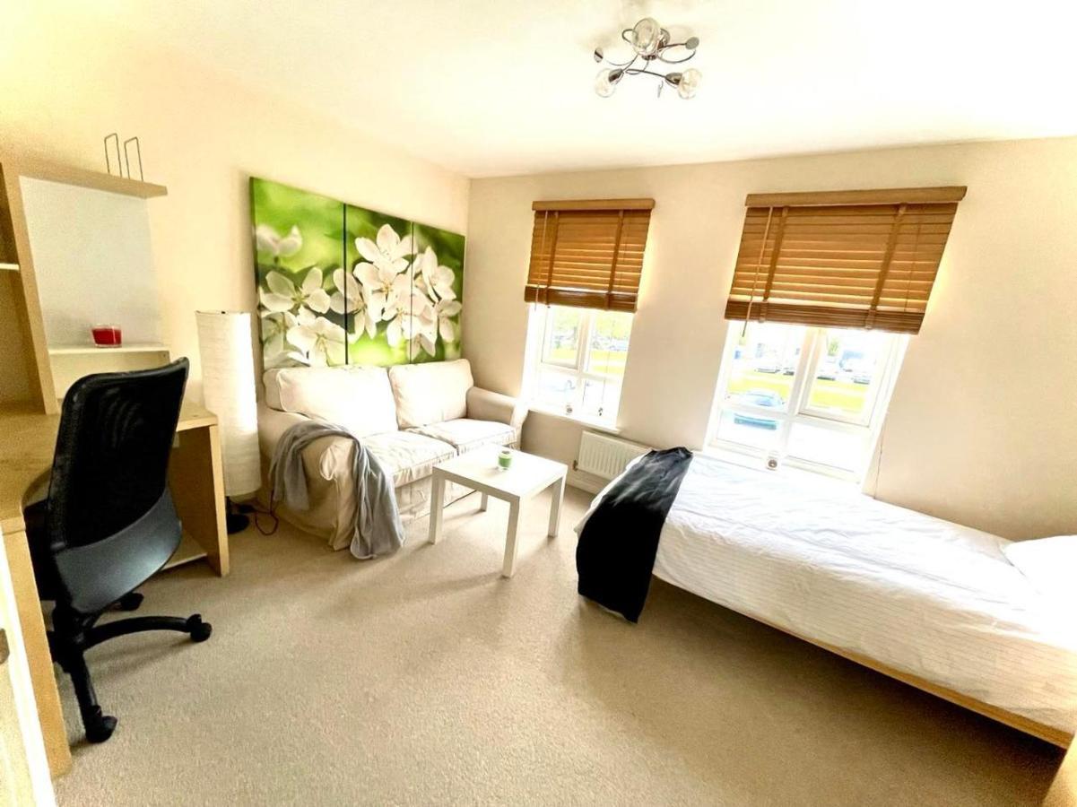 Grays Lakeside Stylish 3 Bedroom House מראה חיצוני תמונה